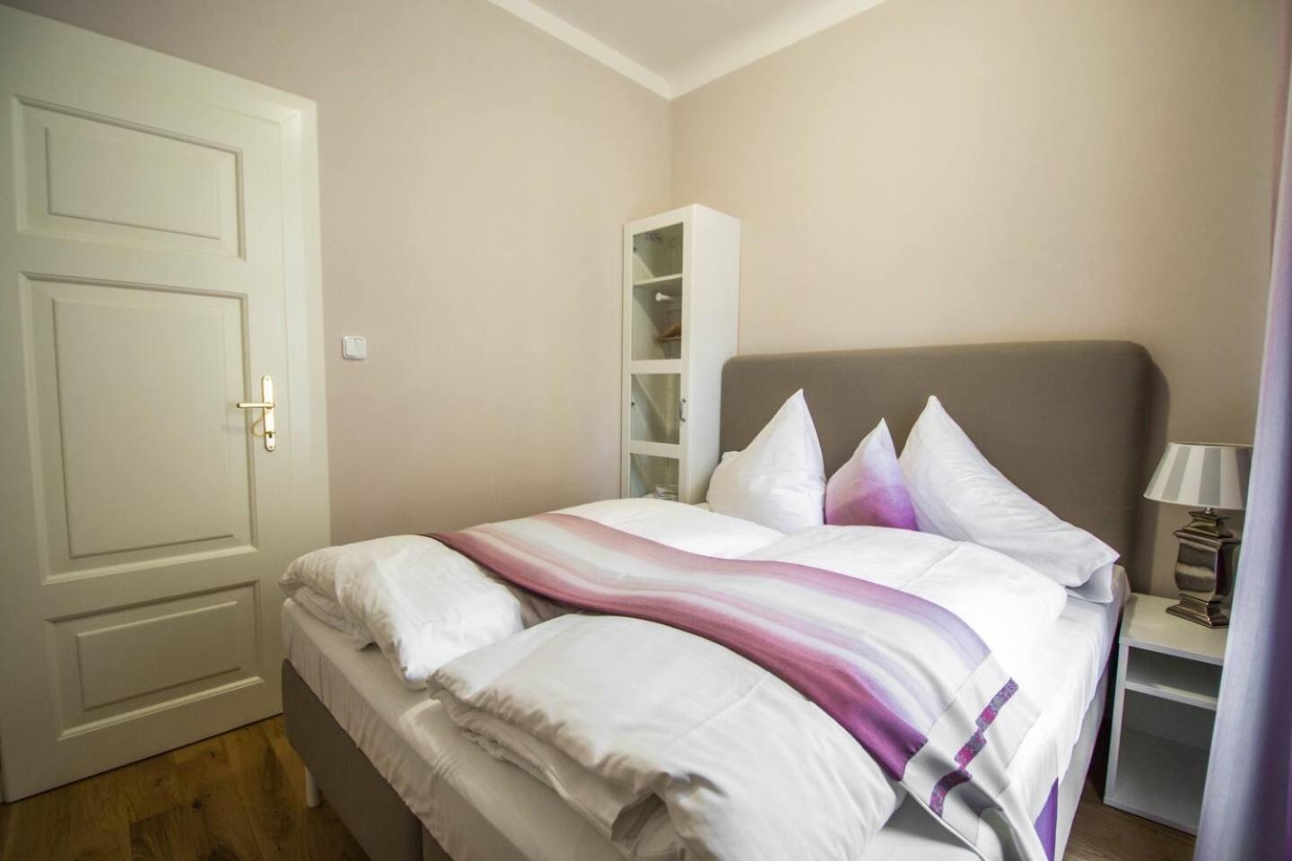 Unique Apartments 250M From The Charles Bridge — Photos 2